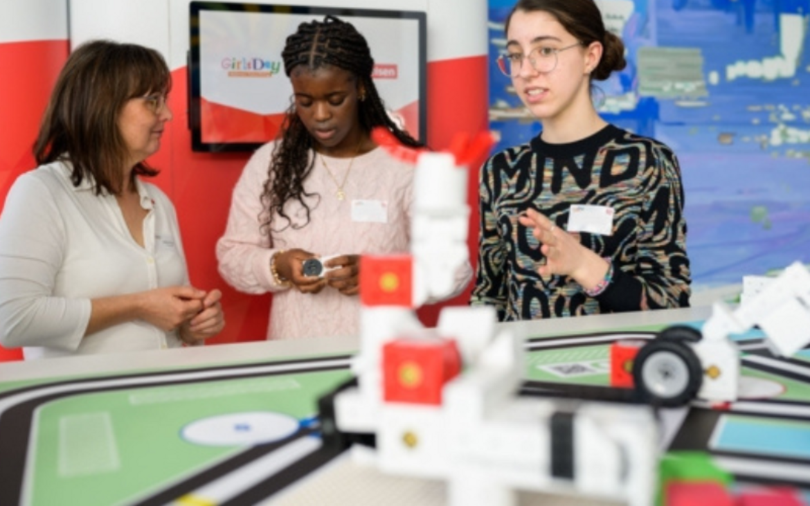 Girls'Day-Teilnehmerinnen beim Girls'Day-Auftakt